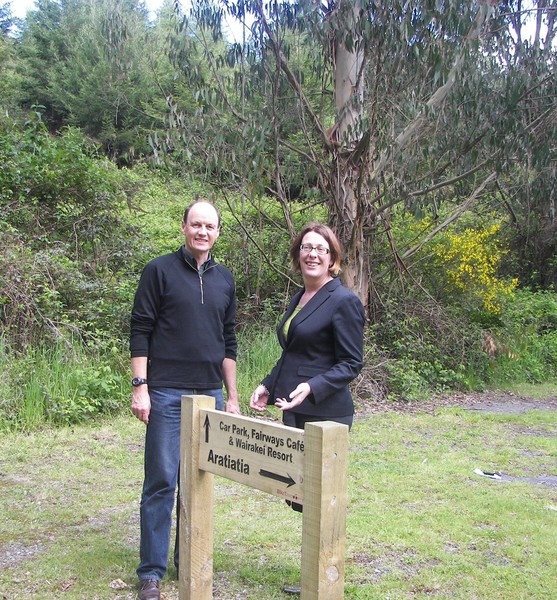 Bike Taupo President Richard Balm and Bayview Wairakei Resort Marketing Manager check out the new cycle track sign. 